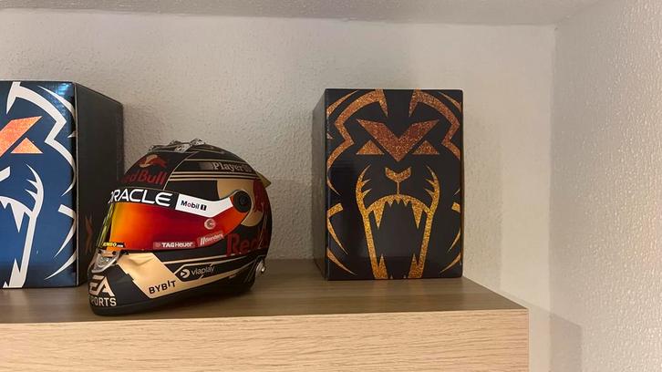 Max Verstappen World Champion 2023 Helm 1:2, Verzamelen, Automerken, Motoren en Formule 1, Zo goed als nieuw, Formule 1, Ophalen of Verzenden