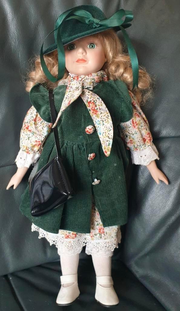 Levensechte Pop met Groene Outfit Gratis verzending, Verzamelen, Poppen, Zo goed als nieuw, Overige typen, Ophalen of Verzenden