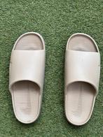 Nike calm slides maat 43/44 khaki (licht bruine slippers), Slippers, Bruin, Nike, Ophalen of Verzenden