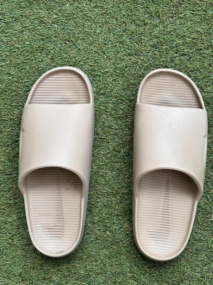 Nike calm slides maat 43/44 khaki (licht bruine slippers), Kleding | Heren, Schoenen, Gedragen, Slippers, Bruin, Ophalen of Verzenden