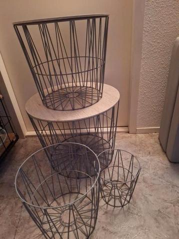 2 tafeltjes en 2 manden beschikbaar voor biedingen