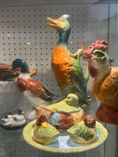 Vrolijke brocante boel in de vitrine barbotine vintage, Antiek en Kunst, Antiek | Keramiek en Aardewerk, Ophalen