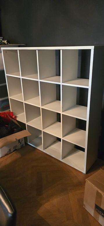 Witte Kast met Vakken beschikbaar voor biedingen
