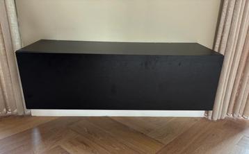 Zwart hangmeubel voor onder tv zgan