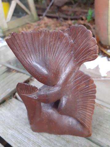 Oud Tropisch Houtsnijwerk "De Vogel" goed gesneden beschikbaar voor biedingen