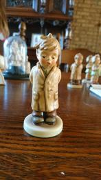 Hummel jongen met zijn handen op zijn rug Hum 845, Ophalen of Verzenden, Zo goed als nieuw, Hummel