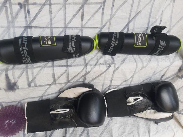 Vandal Kickbox handschoenen10 OZ en kniebeschermer, Sport en Fitness, Vechtsporten en Zelfverdediging, Gebruikt, Overige, Vechtsportbescherming