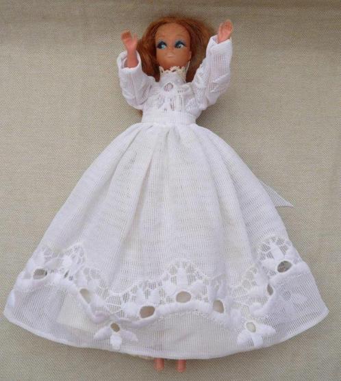 Barbie achtig oud popje koperkleurig haar met zelfgemaakte j, Verzamelen, Poppen, Gebruikt, Pop, Ophalen of Verzenden
