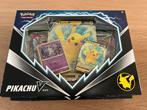 Pikachu V box incl. Evolving skies en Fusion strike packs, Hobby en Vrije tijd, Ophalen of Verzenden, Nieuw, Boosterbox