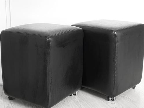 2 Zwarte leren poefjes op wielen, Huis en Inrichting, Banken | Voetenbanken en Poefen, Gebruikt, Minder dan 50 cm, Vierkant, Leer