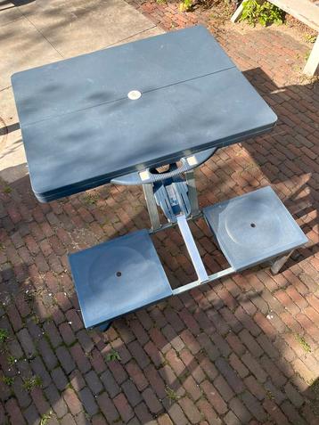 Opklapbare campingtafel met 4 zitplaatsen beschikbaar voor biedingen