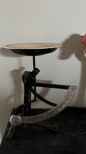 Antieke Weegschaal beschikbaar voor biedingen