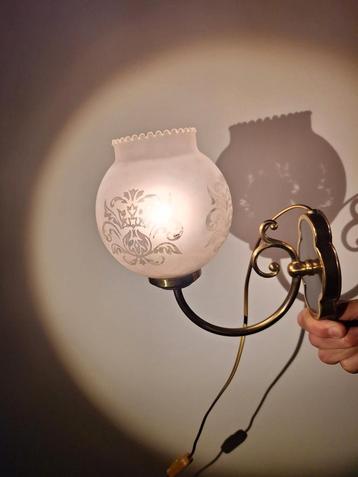 Vintage Wandlamp met Glazen Kap beschikbaar voor biedingen