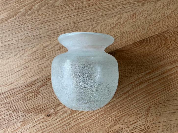 Vaasje tinantimoon wit Leerdam of Maastricht, Antiek en Kunst, Antiek | Glas en Kristal, Ophalen of Verzenden