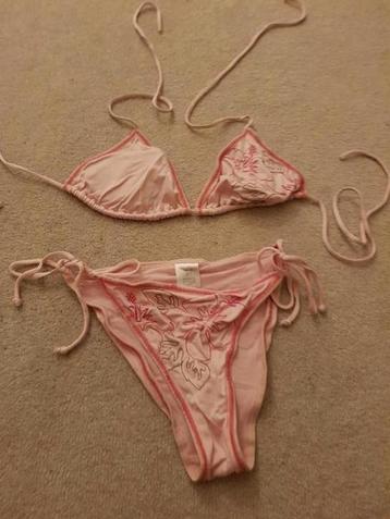 Bikini roze met bloemen design topje maat 38 broekje maat 36 beschikbaar voor biedingen