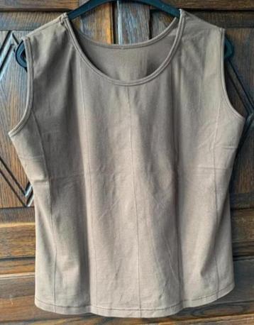 Bruin hemdje, topje, top zonder mouw leuk stiksel; oto 56 cm beschikbaar voor biedingen