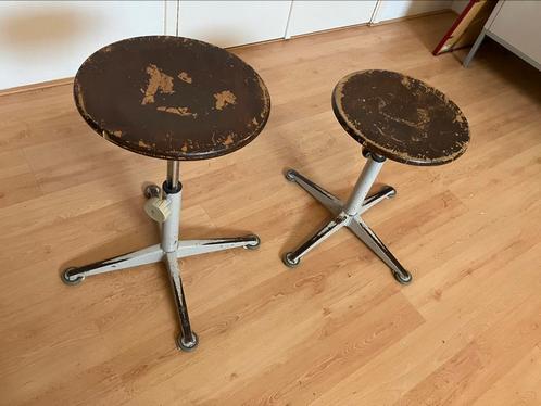 Vintage industriële taboeretten / werkkrukken (set van 2), Huis en Inrichting, Krukjes, Gebruikt, Hout, In hoogte verstelbaar