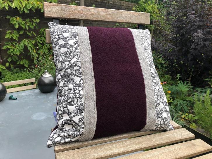 Kussen 40x40 cm van vintage stoffen, randjes en bandjes, Huis en Inrichting, Woonaccessoires | Kussens, Nieuw, Paars, Vierkant