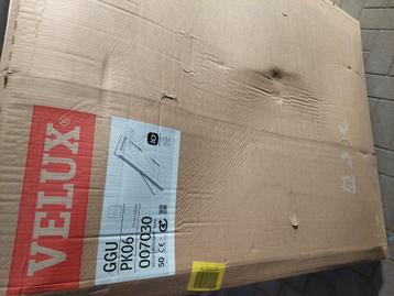 Nieuw velux kunststof solar dakraam 94x118 met gootstukken  beschikbaar voor biedingen