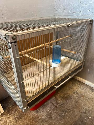 Aluminium broedkkooi met alles erop en aan beschikbaar voor biedingen