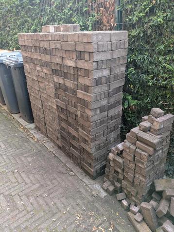 Klinkers ongeveer 12m2 beschikbaar voor biedingen