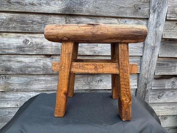 Houten krukje / bijzettafeltje van grof hout beschikbaar voor biedingen