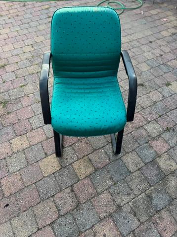 Goedkope comfortabele stoel beschikbaar voor biedingen