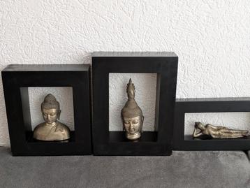 3 stuks bronzen boedha beeldjes in frame beschikbaar voor biedingen