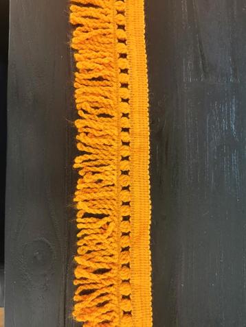 Ruim 70 meter retro oranje franje lint beschikbaar voor biedingen