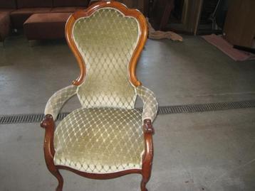 Antieke fauteuil op messing wieltjes beschikbaar voor biedingen