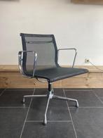 2 Vitra Eames EA 107 stoelen, chroom, zwart netweave, Huis en Inrichting, Stoelen, Vitra, Twee, Zwart, Design