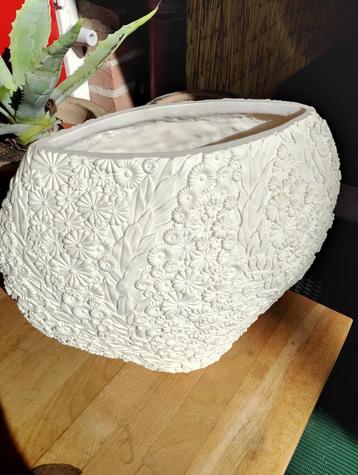 Vaas met bloemen reliëf (kunststof)  beschikbaar voor biedingen