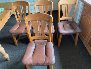Houten stoelen beschikbaar voor biedingen