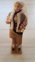 Roemeense klederdracht pop 22cm h x 9cm b, Verzamelen, Poppen, Ophalen, Zo goed als nieuw, Pop