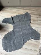 Grijs suede - Leder - Huid - 164 cm - 117 cm, Ophalen of Verzenden, Nieuw