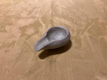 Witte marmeren schenkkannetje beschikbaar voor biedingen