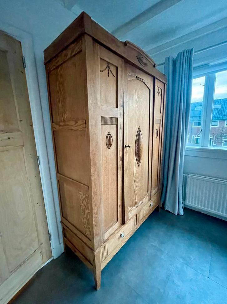 Gratis: Massief houten kledingkast (vintage/antiek stijl), Antiek en Kunst, Antiek | Meubels | Kasten, Ophalen
