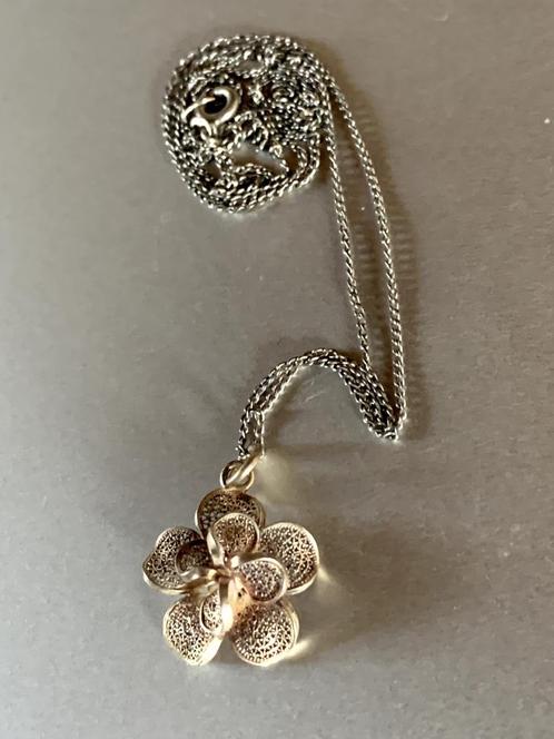 Filigraan zilveren bloem + hart aan zilveren kettinkje, zgan, Sieraden, Tassen en Uiterlijk, Kettinghangers, Zo goed als nieuw