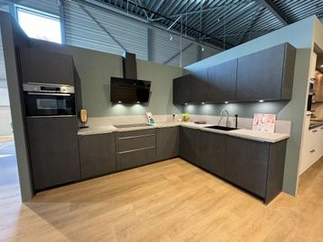 Luxe showroomkeuken met Bosch apparatuur te koop beschikbaar voor biedingen