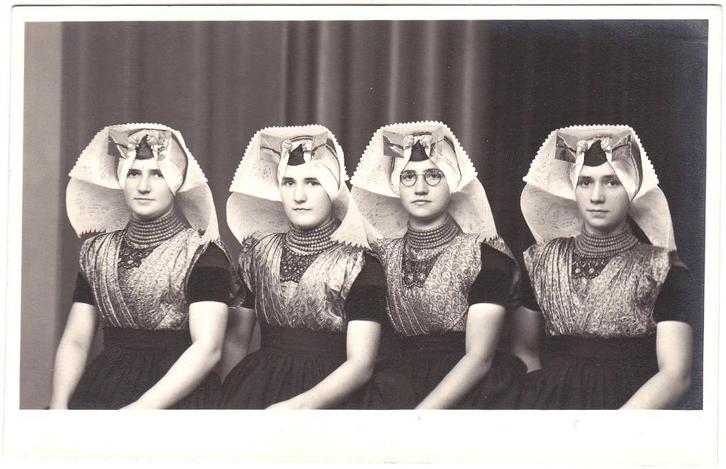 Foto Klederdracht Zuid-Beveland - Vier Vrouwen - Vrouw, Verzamelen, Foto's en Prenten, Gebruikt, Foto, Klederdracht, Voor 1940