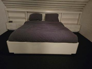 Gratis: Compleet Tweepersoonsbed met achterwand en matras beschikbaar voor biedingen