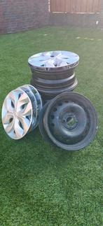 Stalen velgen 15inch steekmaat 4 x 100 + Renault wieldoppen, Ophalen, Gebruikt