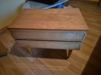 Houten bijzettafel/nachtkastje met lades, Huis en Inrichting, Slaapkamer | Nachtkastjes, Ophalen, Gebruikt, Minder dan 45 cm