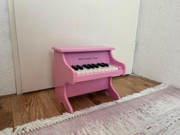 Roze speelgoedpiano - New Classic Toys beschikbaar voor biedingen