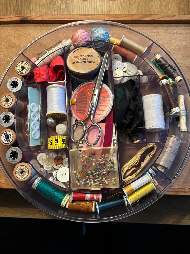 Vintage Naaibox met Inhoud, Hobby en Vrije tijd, Ophalen of Verzenden, Gebruikt, Overige typen