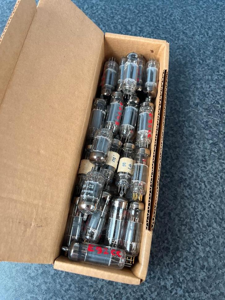 Oude versterker buizen , tubes , elektronenbuis . ECC81 , 82, Hobby en Vrije tijd, Elektronica-componenten, Gebruikt, Ophalen of Verzenden