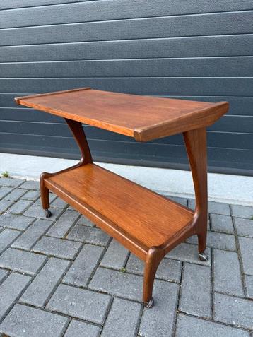 Vintage tafeltje op wielen beschikbaar voor biedingen