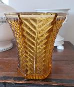 Vintage Okerkleurige persglas vaas, visgraatmotief, Antiek en Kunst, Antiek | Glas en Kristal, Ophalen of Verzenden