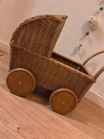 Rotan poppenwagen, Kinderen en Baby's, Speelgoed | Houten speelgoed, Ophalen of Verzenden, Zo goed als nieuw, Duw- of Trekspeelgoed