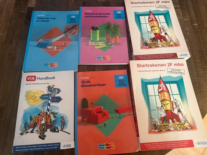 R.F.M. van Midde - Helpende Zorg en welzijn, Boeken, Schoolboeken, Zo goed als nieuw, Nederlands, Overige niveaus, Ophalen